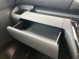 助手席の目の前にありちょっとしたものを入れとけます