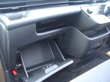 助手席前にはグローブボックスとトレイ部もあり収納に便利です。