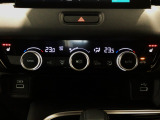 オートエアコンは左右席で独立温度コントロールが可能です。運転席はキンキンに冷やして助手席はマイルドにと言った設定が可能です☆暑さ寒さでケンカすることもなくなりますね♪
