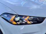LEDヘッドライト。先進のLEDテクノロジーを採用。照射される白色光の周波特性は太陽に近く、バイキセノンヘッドライトを上回るコントラストでさらに明るく輝きます。悪天候の日でも優れた視認性を発揮します。