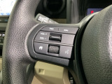 ステアリングにオーディオ操作スイッチが付いています。オーディオ画面に直接タッチしなくても操作が出来ますので、運転に集中できます。