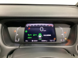 デジタル表示のスピードメーターとタコメーター、燃費やオドメーターなどの表示の他に、ホンダセンシング機能などの表示もできる多機能なマルチインフォメーション・ディスプレイです。