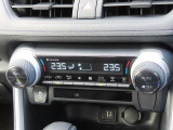 オートエアコンなのでスイッチひとつで車内を設定温度に調節してくれます☆