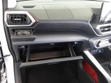 車検証などの収納に便利なグローブボックスです。