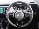 ハンドル左側にはオーディオ操作が出来るオーディオリモートコントロールスイッチ、右側にはHonda SENSINGとオートクルーズコントロールのスイッチを装備!