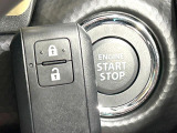 【キーレススタートシステム】カバンやポケットに入れたままでもドアの施錠・解錠が可能なスマートキーを装備。エンジンのオン・オフ時もカギを取り出す必要が無いからとっても便利です♪