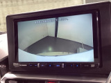 リバースギアに入れるだけで後方の表示へ切り替わります。夜間や雨の日の駐車も楽になりますよ。