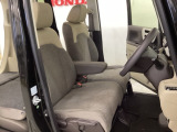 女性でも運転がしやすいように、シートの高さ調整機能(シートリフター)がついています。運転席と助手席の間が空いている為、助手席側への移動がスムーズです。交通量の多い道でも助手席側から乗り降りができます。