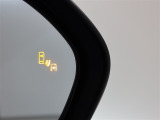 隣車線を走る車両をレーダーで検知し、ドアミラーでは確認しにくい後側方エリアに存在する車両に加え、急接近してくる車両も検知します。車両を検知するとドアミラーに搭載されたLEDインジケーターが点灯します。