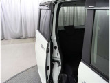 両側パワースライドドア付きだから、狭い駐車スペースなどでの 乗り降りラクラク!小さなお子さまのいるご家庭には嬉しい装備。