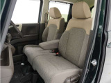 運転席と助手席は足元が繋がっているので自由に行き来しやすいので駐車場が狭いときでも助手席側からスムーズに乗り降りできて便利!