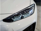 【LEDヘッドライト】先進のLEDテクノロジーを採用。放射される白色光の周波特性は太陽光に近く、バイキセノン・ヘッドライトを上回るコントラストで更に明るく輝きます!