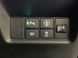 ハンドルの右側にはヘッドライトレベライザーとHondaセンシング用のメインスイッチがついています。ヘッドライトレベライザーは道路状況や積荷の加重に応じてライトの高さを調節できます。