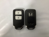 スマートキーを装備しています。鍵を差し込むことなくドアロックの開け閉めと、スタートボタン操作でのエンジンスタートができます。スペアキーも同じものを用意しております。