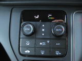 トリプルゾーンコンソール・フルオートエアコン付きです。1年中どんな季節でも快適温度に設定が出来るのでドライブや通勤が楽しくなります。