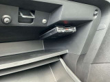 高速道路で割引など色々なサービスが受けられる、ETCは助手席側のセンターコンソールの中にあります。
