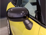 その車の印象を植え付けるのはボディカラーだけではないんです。ルーフとミラーキャップがおしゃれなMINIを形成するポイントにもなりますよ!