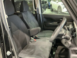 運転席はほどよくホールド感のある形状をしておりますので、運転がし易いです!