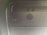 エアバッグ作動時や後突時、もしくは車内のSOSボタンを押した際に緊急通報オペレーターに連携し、救急・警察を手配します。更にオペレーターにも連携、お客様のご要望に応じてロードサービスの手配を行います。
