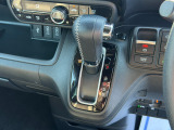 ステアリングから手を離せばすぐそこにある、使い勝手のいいシフトノブです。