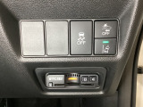 Hondaセンシング用の、VSA(ABS+TCS+横滑り抑制)解除と路外逸脱抑制機能などのオンオフスイッチはハンドルの右側に装備しています。その下にETC2.0がついています。