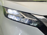 【LEDヘッドライト】悪天候や夜間走行時も良好な視界を確保し安心して運転できる高輝度LEDヘッドライトを装備!点灯速度が早く、消費電力も抑えられています。