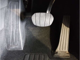 【ペダル】BMWはオルガン式アクセルペダルを採用しています。踏み込む足とペダルが同じ軌跡を描くため、かかとがずれにくく、アクセルコントロールがよりしやすくなるメリットがあります。