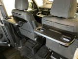 運転席・助手席の背もたれには、2列目シート用にカップホルダー付きの「格納式のシートバックテーブル」を装備しています。休憩時のちょっとした時間などカップを置いたり、小物置きに使えて便利です。