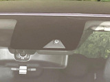 【エマージェンシーブレーキ】走行中に前方の車両等を認識し、衝突しそうな時は警報とブレーキで衝突回避と被害軽減をアシスト。より安全にドライブをお楽しみいただけます。