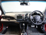操作性に優れた運転席となります!小物入れや各ボタンの配置にこだわり、使いやすいです!座り心地もよく視認性も良好なのでロングドライブもお任せ下さい!
