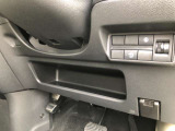 ステアリングコラム下、インスト運転席ポケット