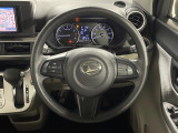 【ステアリング】軽い力で扱いやすいハンドルです。目立つ傷やスレなどなく綺麗な状態です!除菌プランいれていただくとさらに快適に!清潔なお車はお子様にも安心ですね!