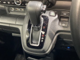 自然に手が届く距離に配置されたシフトレバー。
