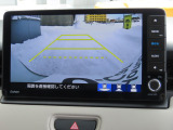リアワイドカメラシステム!従来の視野に加えて、後方側方を約180&deg;まで見えるワイドビューと、後方を真上から見たような視野で駐車時などに便利なトップダウンビューの3つの視野があります!
