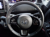 ハンドル左側にはオーディオ操作が出来るオーディオリモートコントロールスイッチ、右側にはHonda SENSINGとオートクルーズコントロールのスイッチを装備!