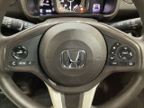 ハンドルにHondaセンシング系のクルーズコントロールやレーンキープアシストなどのスイッチと、オーディオの操作スイッチが装備されています。ハンドルから手を離さず安全に操作できます。