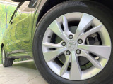 【純正○○インチアルミホイール】外観にマッチした純正アルミホイールを装着しております。各種社外アルミホイールや、スタッドレスタイヤも取扱いしております。是非ご相談ください♪