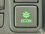 ECONのスイッチがついています。エコモードにすれば、運転の仕方によるロスを抑え込み、燃費良く走行できるように各部を制御します。