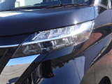 【LEDヘッドライト】悪天候や夜間走行時も良好な視界を確保し安心して運転できる高輝度LEDヘッドライトを装備!点灯速度が早く、消費電力も抑えられています。