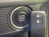 【キーレススタートシステム】カバンやポケットに入れたままでもドアの施錠・解錠が可能なスマートキーを装備。エンジンのオン・オフ時もカギを取り出す必要が無いからとっても便利です♪