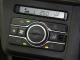 【オートエアコン】車内温度を感知して自動で温度調整をしてくれるのでいつでも快適な車内空間を創り上げます!どの席に座っても快適なドライブが楽しめます♪