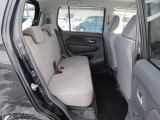 後席も足元が広くゆったりとした空間ですので長距離ドライブでも快適ですね♪
