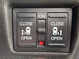 両側パワースライドドアを装備していますので、ドアの開閉がラクラクです。運転席からも操作ができロックをかけることができるので、リア席にお子様がいても安心です。挟み込み防止機構も付いています。