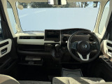 前方の視界も開けてとても運転しやすいパッケージングです。各種スイッチ類も操作しやすい位置に並んでいます。小物入れなどの収納も充実していてとても使い勝手のいいダッシュパネルです。