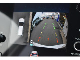 リヤカメラ付きなので、シフトレバーをリバースにすると連動してカメラ映像に切り替わります。