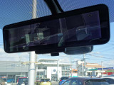 ◆インテリジェントルームミラー◆乗員・ヘッドレスト・積載物などでさえぎられがちなルームミラーの後方視界をクリアに保ちます!車内の状況に関わらず、車両後方にあるカメラの映像をルームミラーに映し出します!