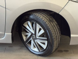 タイヤは2024年製のダンロップ・エナセーブを装着しております。残り溝も十分ございます。