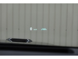 カラーヘッドアップディスプレイ付き。少ない視線移動で情報を確認できるので、運転の疲労軽減に繋がりますよ♪
