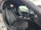 正しい姿勢で運転できるように体幹の腰部をしっかりささえるようデザインされているシートです。素材、シート形状を研究することでフィット感を高めつつ、優れた快適性を実現しています。