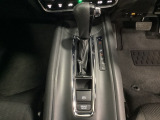 CVT車のセレクトレバーです。低速から高速まで、変速ショックのないスムーズな走りと、エンジン効率のよい領域を維持して燃費にも貢献します。サイドブレーキはスイッチ操作の電子制御パーキングブレーキです。
